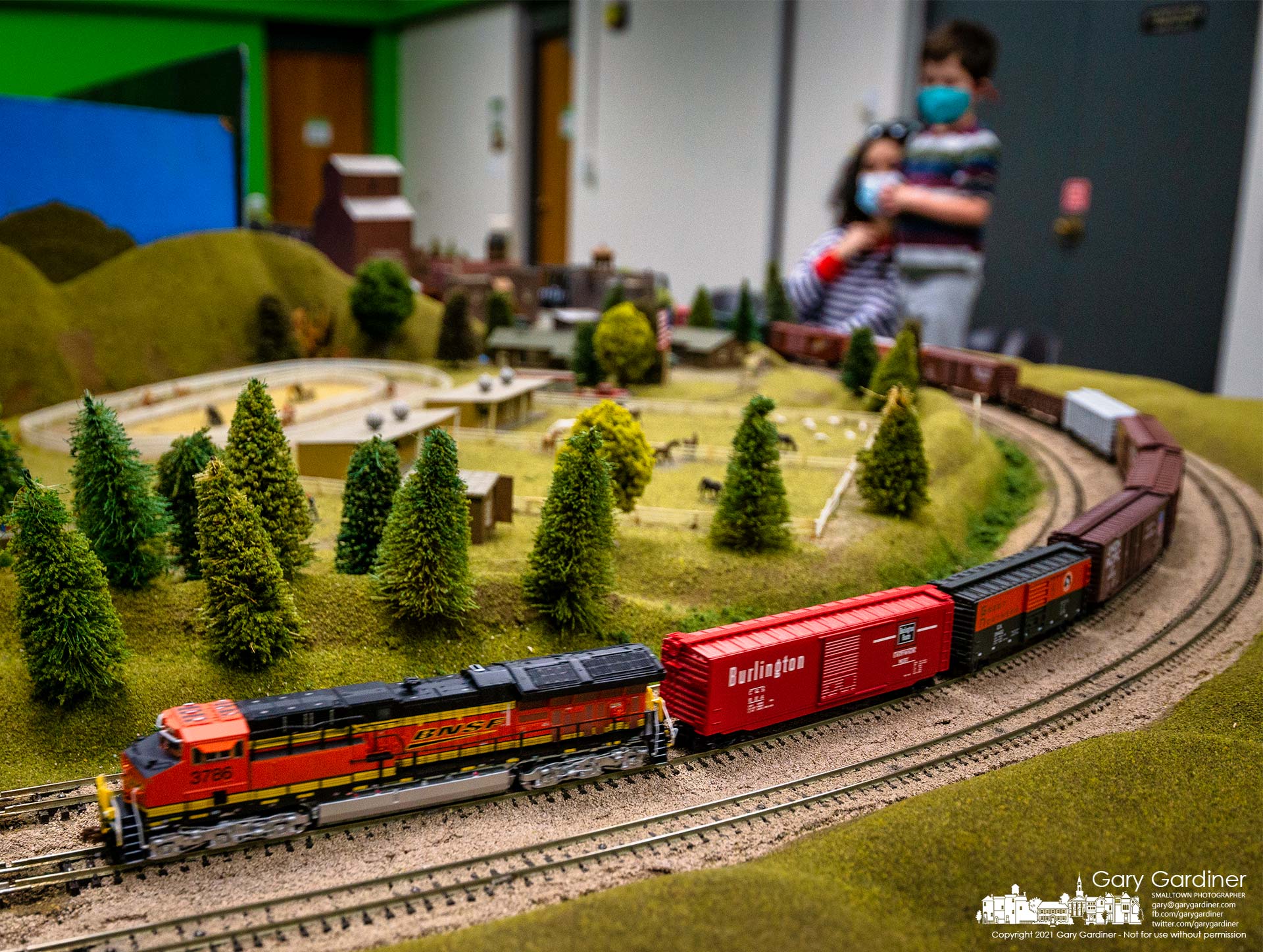 An N scale Burlington Northern and Santa Fe Railway locomotive pulls freight cars along a turn at the Columbus Area "N" Scalers installation filling the conference room at the Westerville Library. My Final Photo for Dec. 10, 2021.