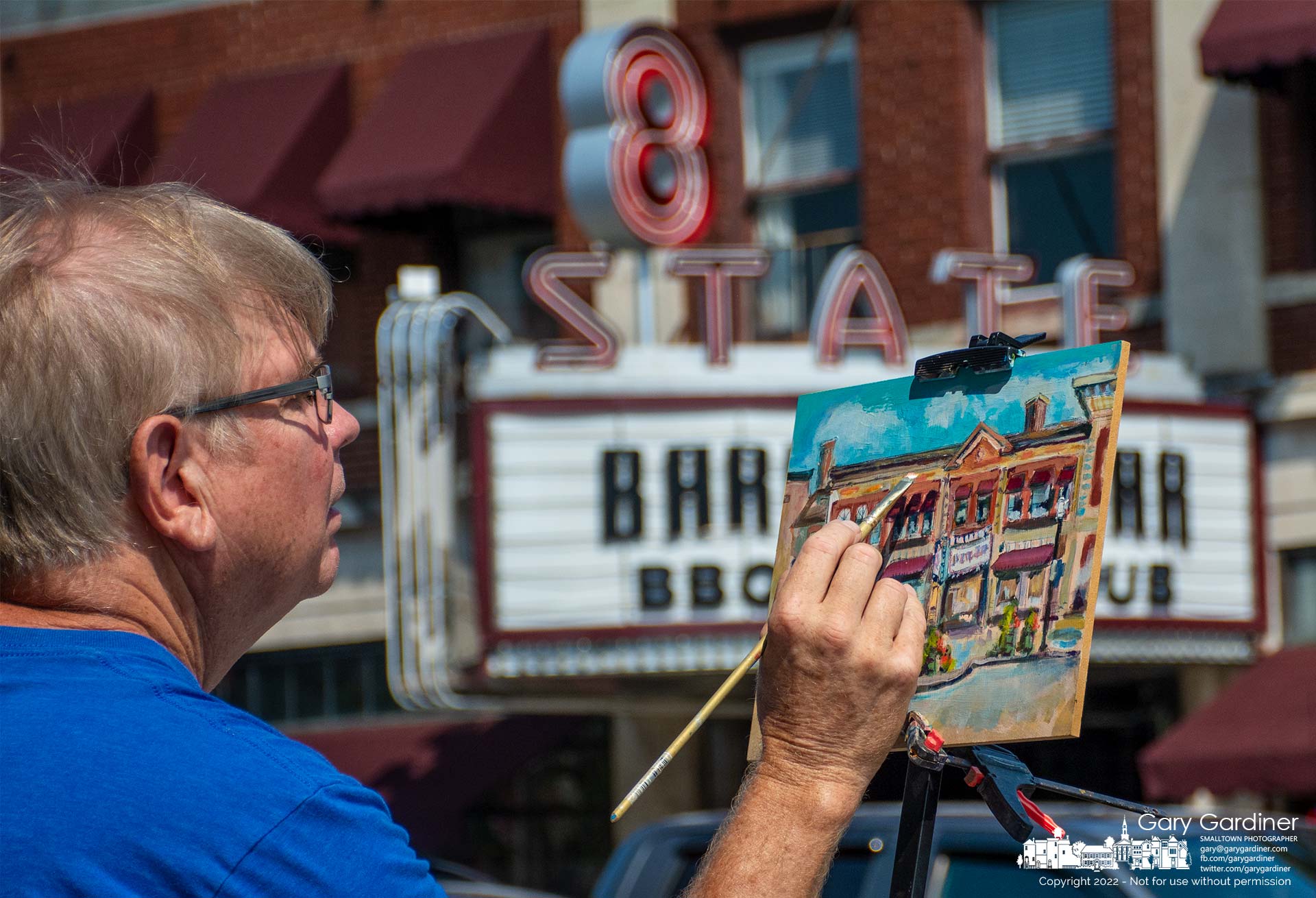 A Plein Air painter puts final touches on his artwork depicting 8 State, the building on State Street that once was a movie theater and is now a bbq restaurant. My Final Photo for September 15, 2022.