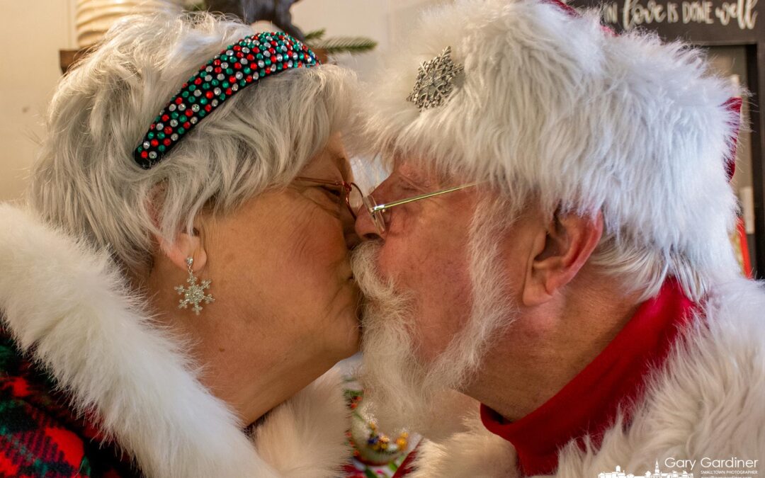 Kringles Kissing