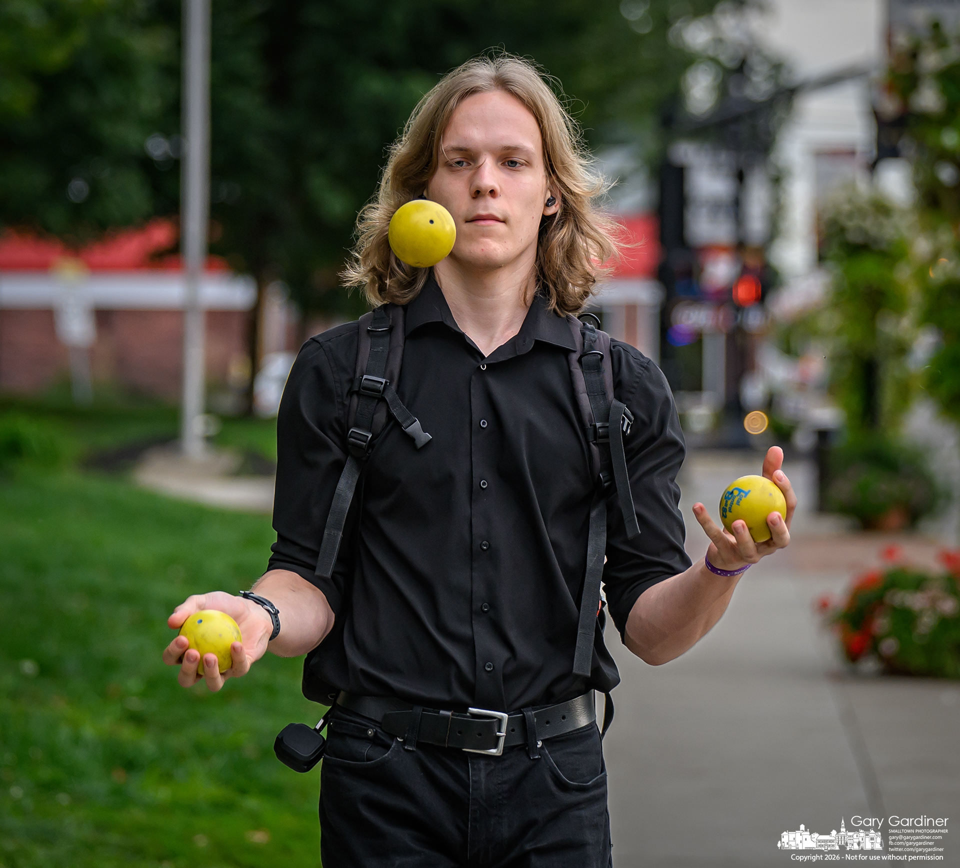 A juggler practices his craft, balancing balls on his way to work in Uptown Wednesday afternoon. (My Final Photo for September 30, 2026. Photo by Gary Gardiner)